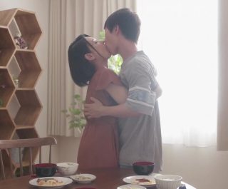 Thèm chịch mẹ kế sau lễ tốt nghiệp