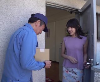 Vợ ngoại tình cùng gã giao hàng lực lưỡng